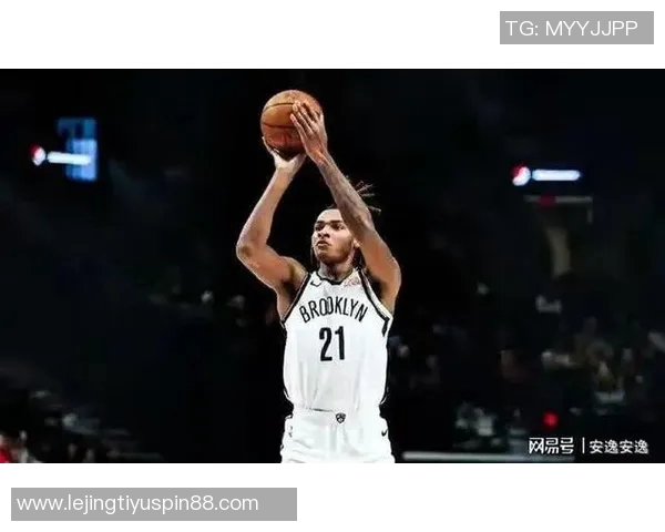 克拉克斯顿表现出色14投8中砍下21分8篮板4助攻2抢断2盖帽