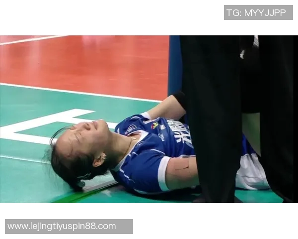 王钰栋热身赛遭泰国队飞踹重创痛苦倒地引发关注与担忧